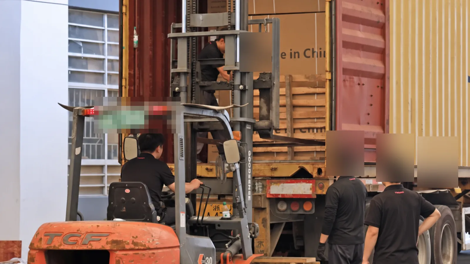 Equipe BENBAO carregando veículos elétricos embalados em um contêiner de exportação