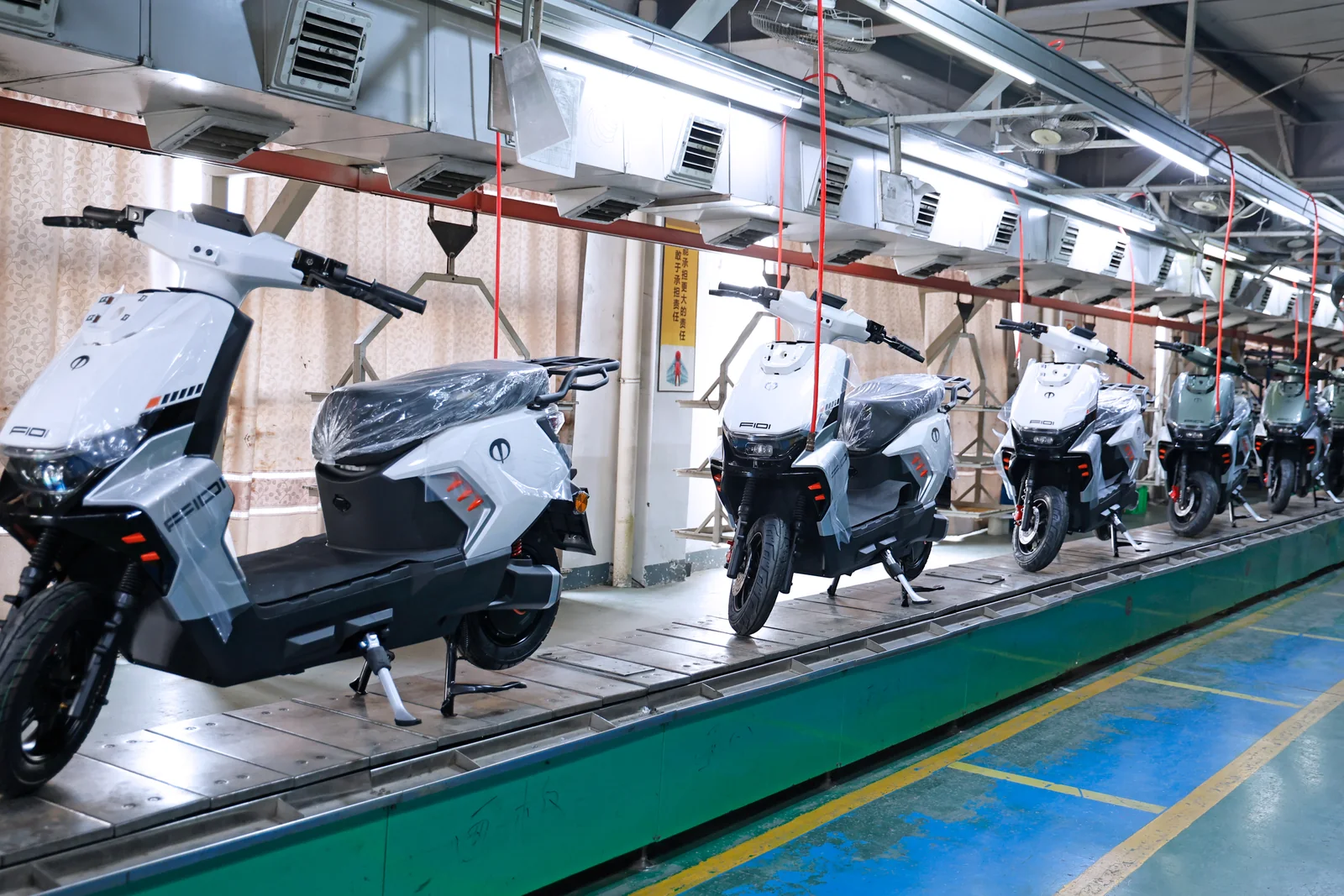 Scooters elétricas na linha de montagem BENBAO