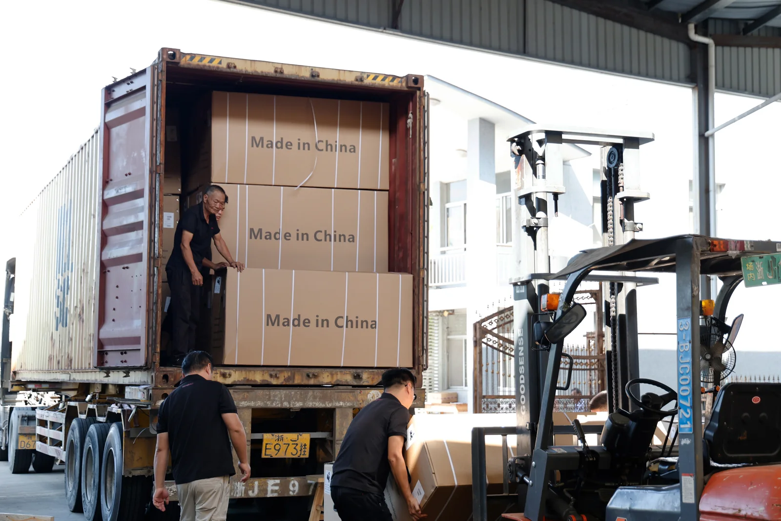 Mercadorias embaladas sendo carregadas em um contêiner de transporte