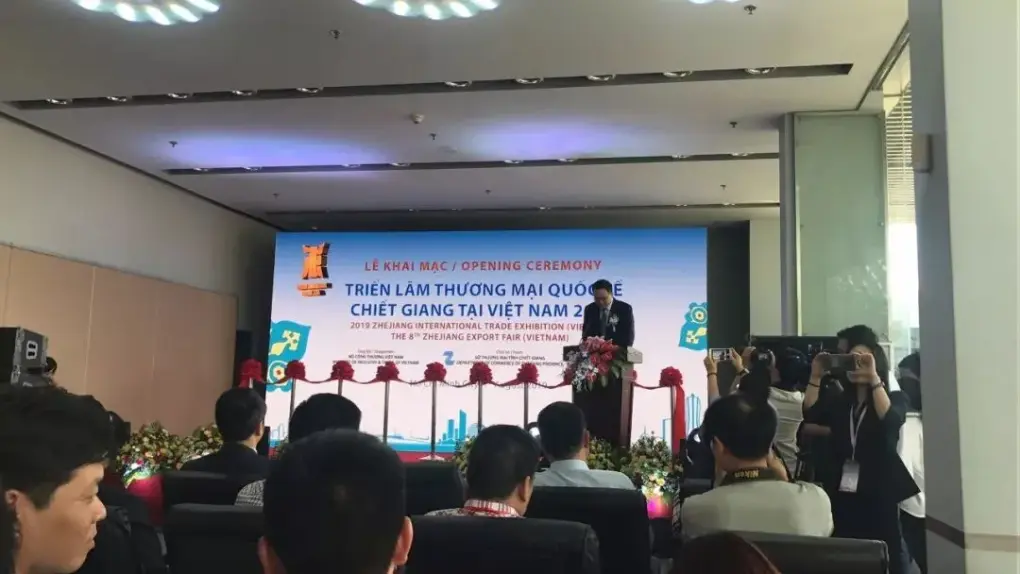 Benbao Electric Vehicle Practica la "Franja y la Ruta": Liderando la Expo Vietnam 2019