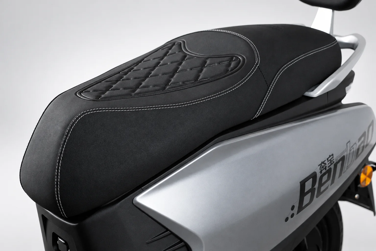 S950 Contoured seat and side panel