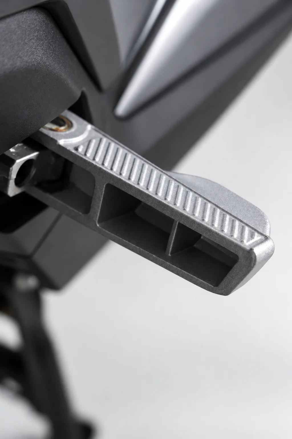S950 Fold-out passenger footrest