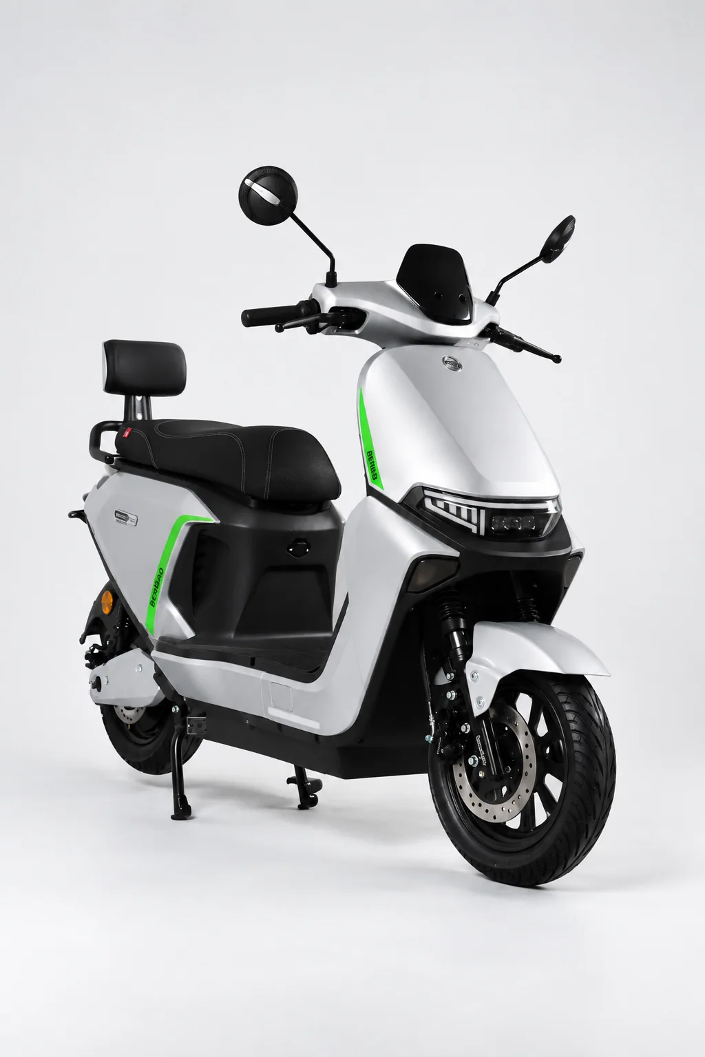 S750 Vista dianteira em três quartos à direita