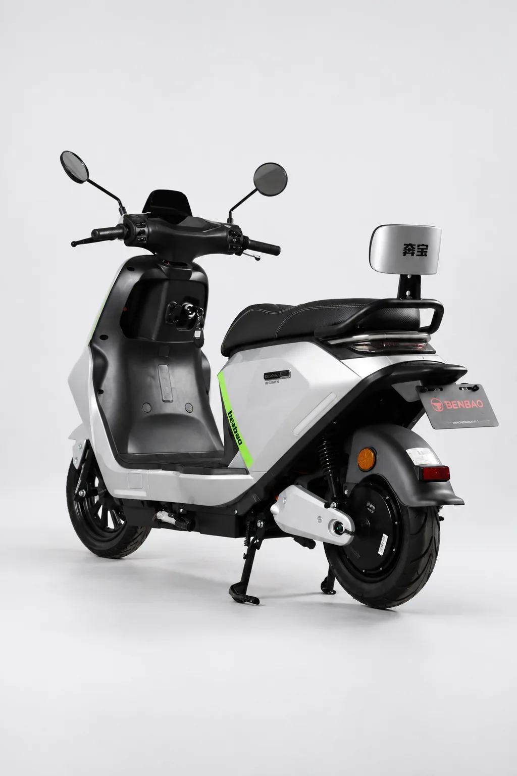 S750 Vista traseira em três quartos à esquerda