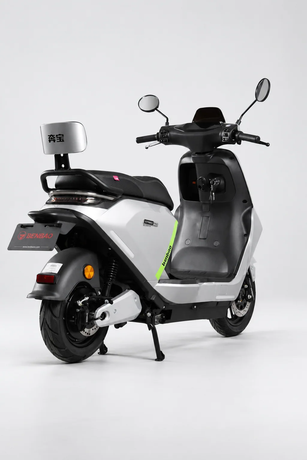 S750 Vista traseira em três quartos à direita