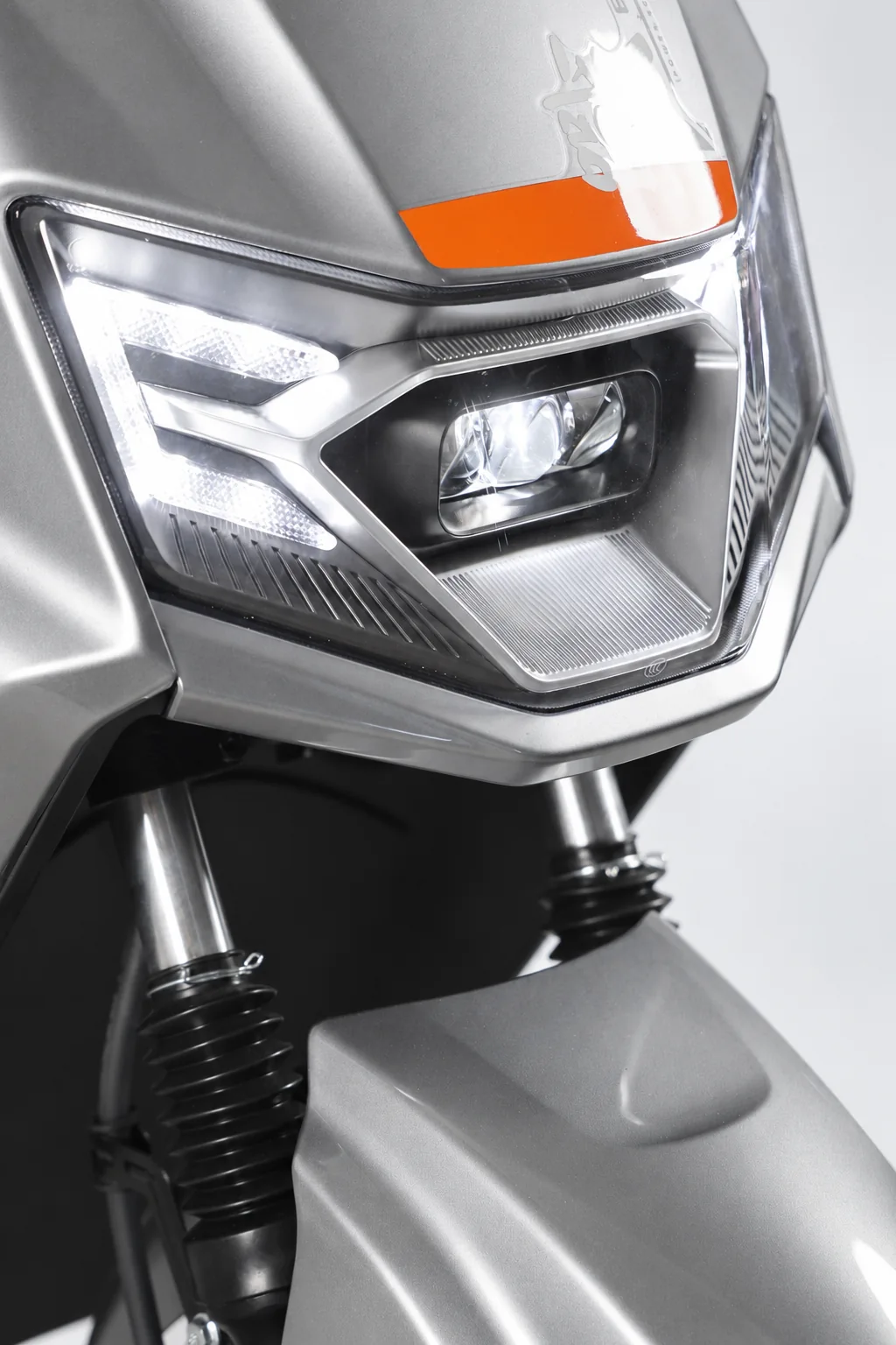 S530 Angular front lighting